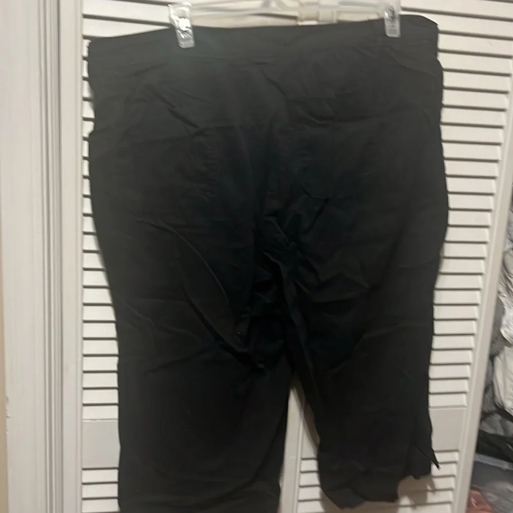 A woman Capri pants - Picture 2 of 3